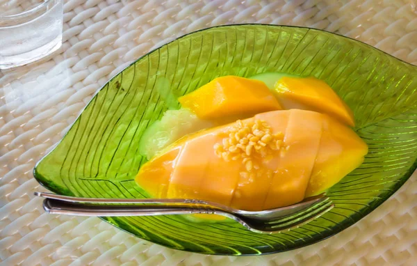 Yapışkan pirinç ve Mango