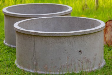İki çimento havuzları 