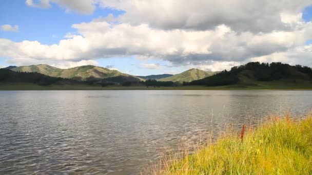 Tenghinka vilda fjällsjö i Altai-bergen — Stockvideo