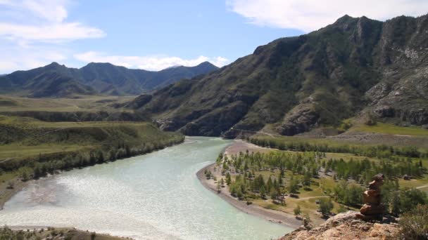 Алтайская горная река — стоковое видео