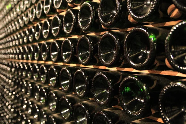 Wijn groene glazen flessen — Stockfoto