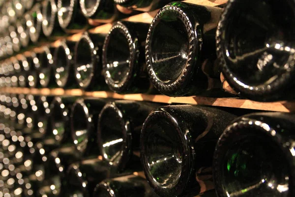Cava groene glazen flessen wijn Stockafbeelding