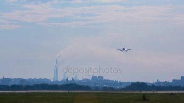 Yaz aylarında Sibirya'daki Omsk şehir Havaalanı kentsel manzara arka plan üzerinde uçak