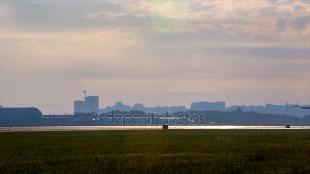 Vliegtuigen op de achtergrond van stedelijke landschappen in de luchthaven van de stad Omsk in Siberië in de zomer — Stockvideo