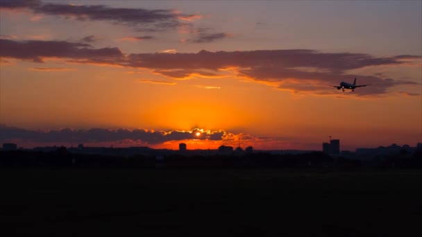 Літаків на тлі Міські пейзажі, у місті Omsk аеропорту в Сибіру в літо — стокове відео