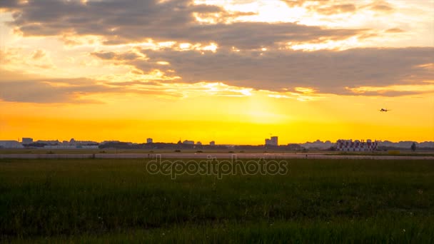 背景下的城市景观的夏天在西伯利亚鄂木斯克市机场的飞机 — 图库视频影像