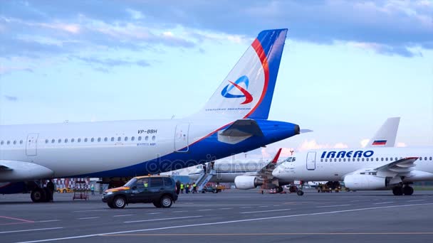 Yaz aylarında Sibirya'daki Omsk şehir Havaalanı kentsel manzara arka plan üzerinde uçak — Stok video