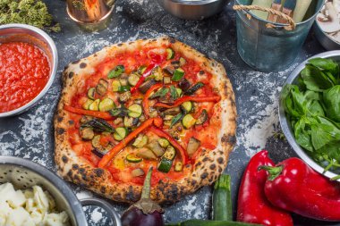 Geleneksel vejetaryen İtalyan pizza biber ve domates sosu ile