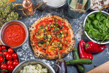 Geleneksel vejetaryen İtalyan pizza biber ve domates sosu ile