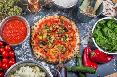 Geleneksel vejetaryen İtalyan pizza kabak patlıcan, biber ve domates sosu ile 