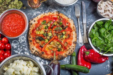 Geleneksel vejetaryen İtalyan pizza kabak patlıcan, biber ve domates sosu ile 