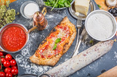Geleneksel İtalyan pidesi İtalyan pizza domates sosu, mozzarella peyniri ve salam 