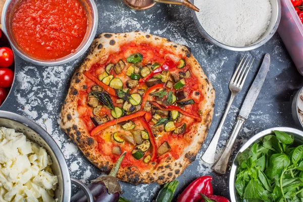 Geleneksel vejetaryen İtalyan pizza kabak patlıcan, biber ve domates sosu ile 
