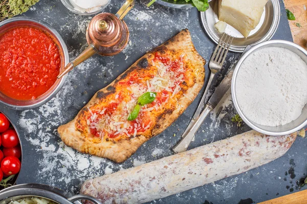 Italská pizza tradiční calzone s tomatovou omáčkou, mozzarellou a salám — Stock fotografie