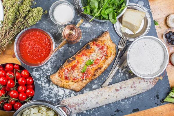 Geleneksel İtalyan pidesi İtalyan pizza domates sosu, mozzarella peyniri ve salam 