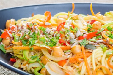 taze sebzeli makarna siyah bir plaka üzerinde kapat