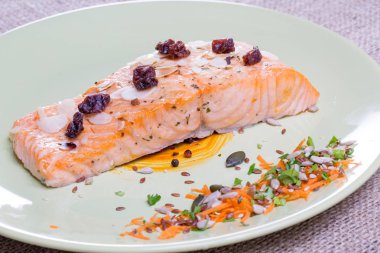 Yeşil plaka üzerinde somon steak kadar kapatın