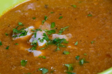 Yakın çekim yeşil bir kase taze balık çorbası