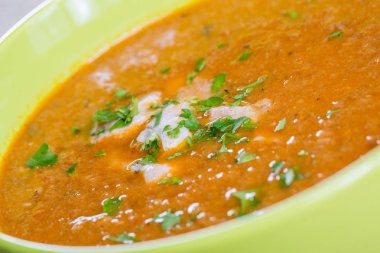 Yakın çekim yeşil bir kase taze balık çorbası