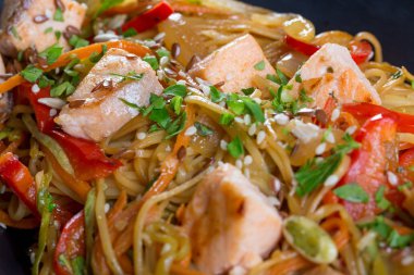 Somon makarna ve veggetables kapat 