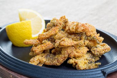 Limon siyah plaka ile taze kızarmış balık parçaların yakın çekim