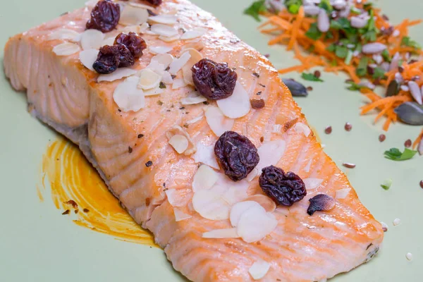 Закрыть стейк лосося на зеленой тарелке — стоковое фото