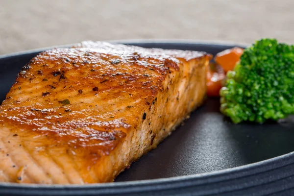 Close up of fried salmon fillet, with broccoli and carrots — Stock Photo, Image