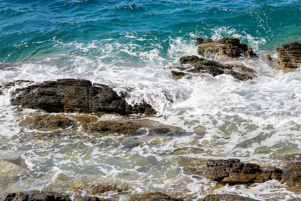 Pequenas ondas esmagam a costa grega — Fotografia de Stock