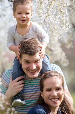 Mutlu anne, baba ve küçük çocuk parkta