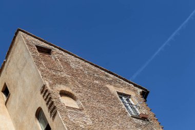 Bina cephesi ile windows, mavi gökyüzü, Roma, İtalya