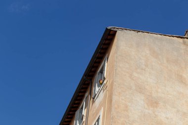 Bina cephesi ile windows, mavi gökyüzü, Roma, İtalya