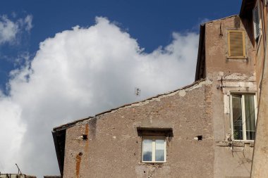 Bina cephesi ile windows, mavi gökyüzü, Roma, İtalya