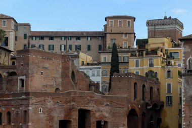 Bina cephesi ile windows, mavi gökyüzü, Roma, İtalya