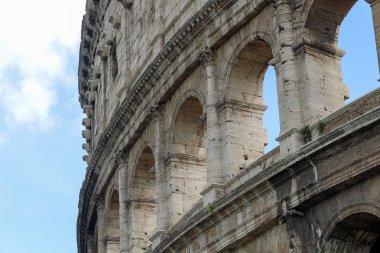 Coloseum ayrıntılar üzerinde mavi bir gökyüzü, Roma, İtalya