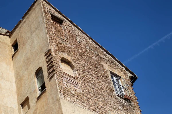 Façade du bâtiment avec fenêtres, sur ciel bleu, Rome, Italie — Photo