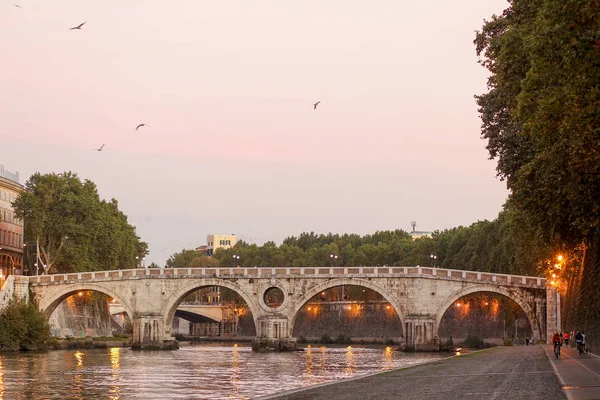 Ponte velha em roma, itália — Fotografia de Stock