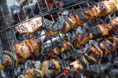 Dış ızgara sucuk, tavuk ve kabak 