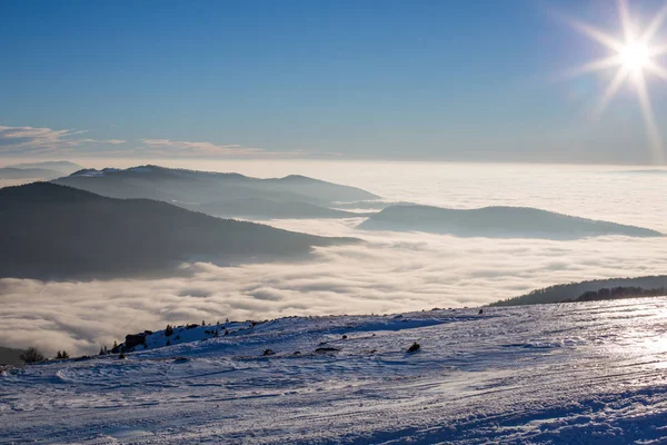 在冬天，雪山和滑雪的日落 — 图库照片