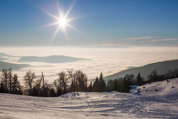在冬天，雪山和滑雪的日落 — 图库照片