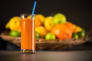 Cam portakal, havuç ve zencefil yapılmış taze yüzlü