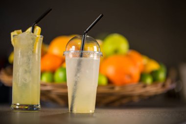 Sarı limonata, taze meyveler, siyah bir zemin üzerine yapılmış