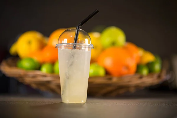 Sarı limonata, taze meyveler, siyah bir zemin üzerine yapılmış