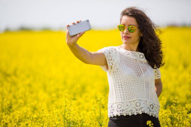 Kolza tohumu içinde selfie alarak genç güzel esmer 