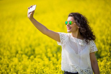 Kolza tohumu içinde selfie alarak genç güzel esmer 