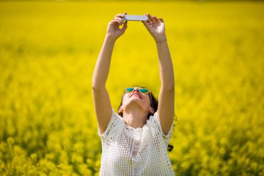 Kolza tohumu içinde selfie alarak genç güzel esmer 