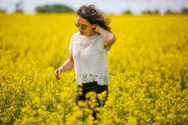 Güneş gözlüğü, kolza tohumu ile genç güzel esmer 