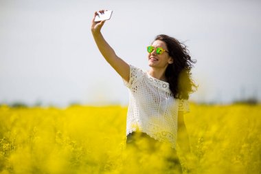 Kolza tohumu içinde selfie alarak genç güzel esmer 