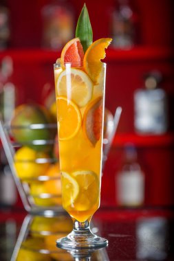 Portakal yapılan taze kokteyl meyve suyu