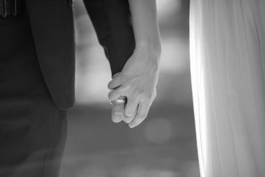 Genç çift el ele tutuşuyor. 