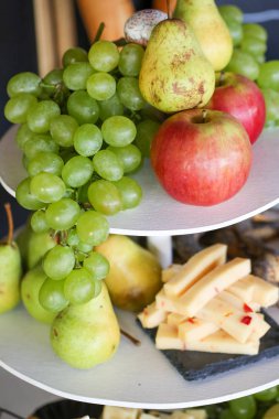 Peynir ve meyve kapat 